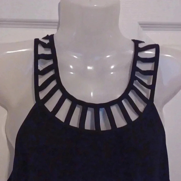 💙🏍 Black top with cute neckline - Picture 5 of 9